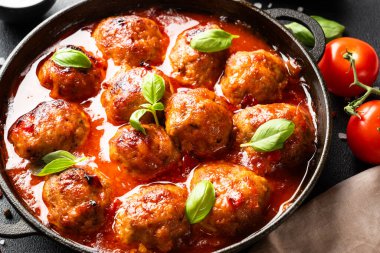 Domates soslu köfte ve yemek malzemesi. Resmi kapat.