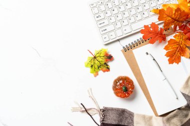 Sonbahar çalışma alanı. Laptop, defter, bir fincan çay ve dökülen yapraklar. Metin için alanı olan düz resim.