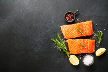 Limonlu somon balığı, baharat ve siyah üzerine biberiye. Kopyalama alanı olan düz.