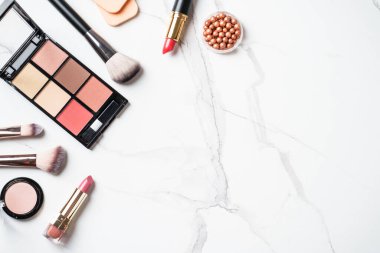 Profesyonel kozmetik ürünleri. Beyaz arkaplan üzerinde düz uzandı.