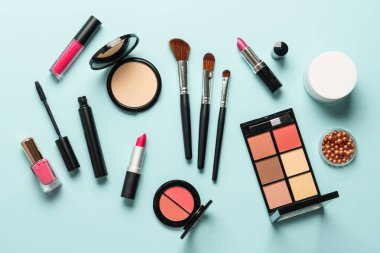 Profesyonel makyaj aletleri. Mavi arkaplan görünümlü makyaj ürünleri.