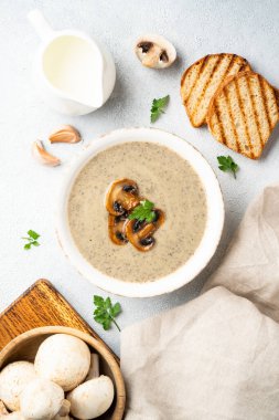 Beyaz mutfak masasında mantar çorbası püresi. Sağlıklı vejetaryen yemeği. Dizayn için alanı olan düz uzandı.