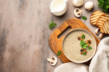 Mantar çorbası püresi kasede, kas masasının üstünde. Sağlıklı yiyecekler. Üst görünüm.