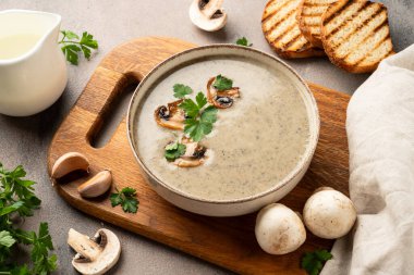 Mantar çorbası, kremalı çorba püresi. Sağlıklı yemek..