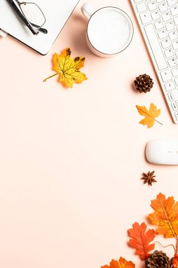 Sonbahar ofis masası. Laptop, defter, bir fincan kahve ve sarı yapraklar. Metin için boşluk ile düz uzandı.