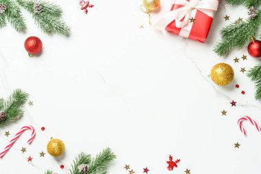 Noel hediyesi olarak beyaz üzerine dekorasyon ve tasarım için yer var. Üst görünüm.