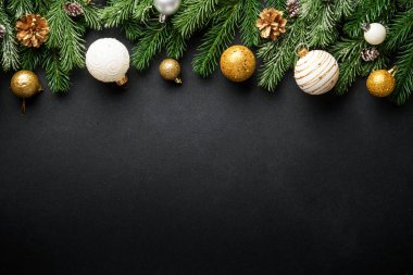 Siyah arka planda Noel süslemeleri ve çam ağacı. Kopyalama alanı olan düz.