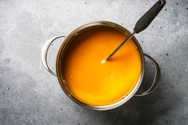 Taş masadaki kabak çorbası. Kopyalama alanı olan üst görünüm.