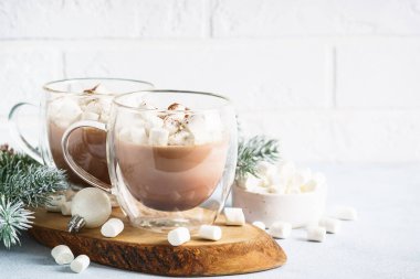 Cam bardak ve noel süslemeleri içinde kremalı sıcak çikolata..