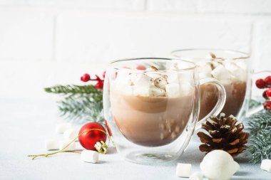 Sıcak çikolata ya da cam bardak ve noel süslemeleri içinde lokum kaplı sıcak çikolata..