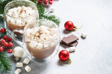 Şekerlemeli sıcak çikolata ve taş masada noel süslemeleri..