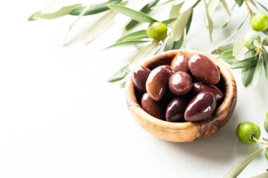 Beyaz masadaki kasede zeytin var. Kapat..