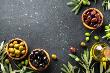 Yunan yemekleri, Akdeniz diyeti. Zeytin ve zeytin yağını taze zeytin dallarıyla karıştırın. Kopya alanı olan siyah tabloda en üstteki görünüm.