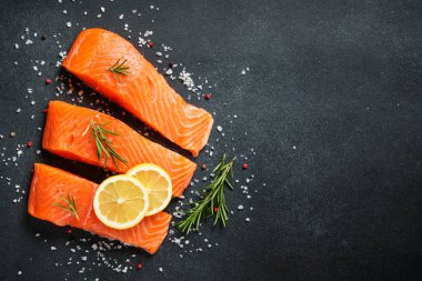 Somon fileto, siyah masada çiğ balık. Kopyalama alanı olan üst görünüm.