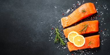 Somon fileto, siyah masada çiğ balık. Üst görünüm.