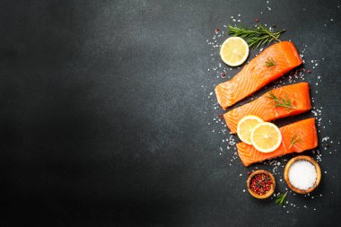 Somon fileto, siyah masada çiğ balık. Metin için boşluk olan üst görünüm.