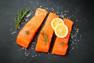 Somon fileto, siyah masada çiğ balık. Üst görünüm.