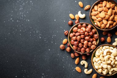 Siyah arka planda fındık çeşitleri. Üst görünüm.