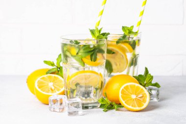 Beyaz masada cam içinde limonata. Buzlu soğuk yaz içkisi.