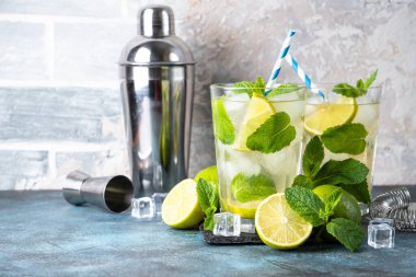 Siyah arka planda rom ve limonlu mojito. Gelenek. Buzlu yaz içkisi..
