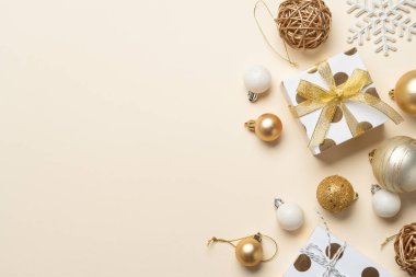 Noel hediyesi ve balolar, altın madalyalar. Kopyalama alanı olan düz.