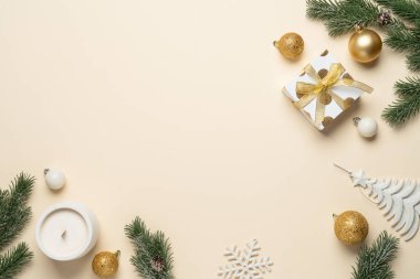 Noel süslemeleri, hediye kutusu, balolar ve köknar ağacı dalları. Renk arkaplanı üzerindeki en üst görüntü ve tasarım alanı.