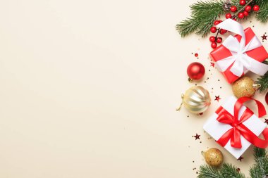 Noel hediyeleri, dekorasyonlar ve köknar ağacı dalları. Dizayn için alanı olan düz resim.