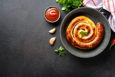 Sosis, ızgara et, domuz sucuğu. Koyu mutfak masasının üstü..