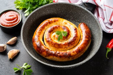 Sosis, ızgara et, tavada domuz sucuğu. Kapat..