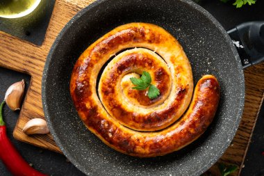 Sosis, Alman yemeği, tavada sucuk, ızgara yemek. Üst görünüm, kapat.