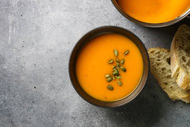 Balkabağı çorbası ve kabak çekirdeği. Kopyalama alanı olan üst görünüm.