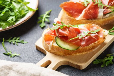 Aperatif crostini, krem peynirli sandviç, jambon, salatalık ve roka..