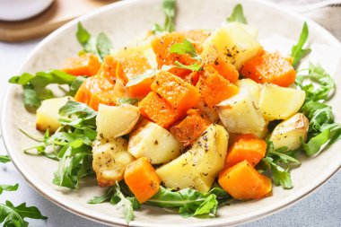 Balkabağı salatası. Sıcak balkabağı, baharatlı patates ve taze roka..