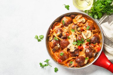 Şampiyon köfteli ve tavada domates soslu sebzeli köfte. Işık taşı tablosunda kopyalama alanı olan üst görünüm.