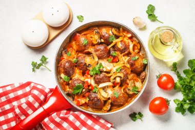 Şampiyon köfteli ve tavada domates soslu sebzeli köfte. Işık taşı tablosunda kopyalama alanı olan üst görünüm.