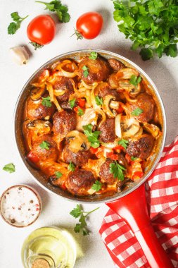 Şampiyon köfteli ve tavada domates soslu sebzeli köfte. Işık taşı tablosunda kopyalama alanı olan üst görünüm.