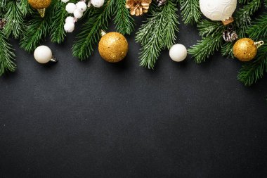 Noel arkaplanı ya da tebrik kartı. Noel beyazı, altın süslemeler ve siyah ladin ağacı. Kopyalama alanı olan düz.