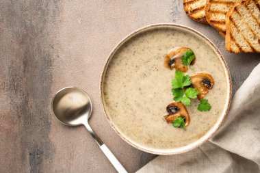 Mantar çorbası püresi kasede, kas masasının üstünde. Sağlıklı yiyecekler. Üst görünüm.