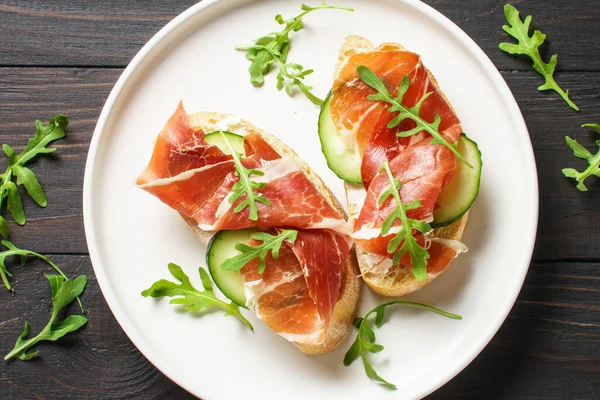 Krem peynirli sandviç, jambon, salatalık ve roka..