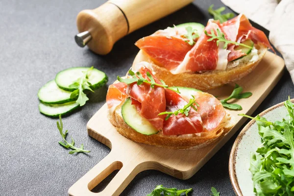 Aperatif crostini, krem peynirli sandviç, jambon, salatalık ve roka..