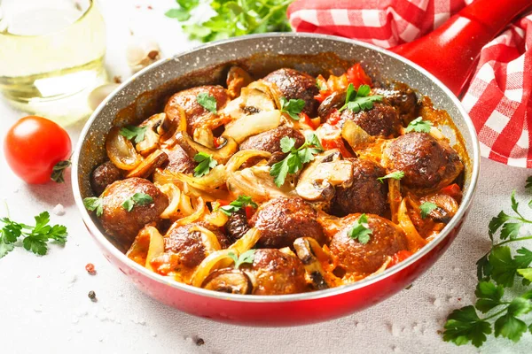 Şampiyon köfteli ve tavada domates soslu sebzeli köfte. Kapat..