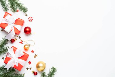 Noel arkaplanı düzdü. Noel hediyeleri ve beyazda tatil süslemeleri, metin için yer.