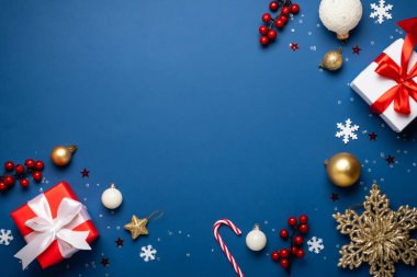 Donanma arka planında kırmızı, beyaz ve altın Noel süslemeleri. Noel aralığı. Dizayn için alanı olan düz resim.