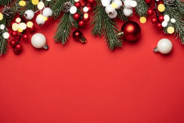 Noel arkaplanı bulanıklaştı. Noel süslemeleri ve ışık saçan köknar ağacı frenleri. Kopyalama alanı olan düz resim.