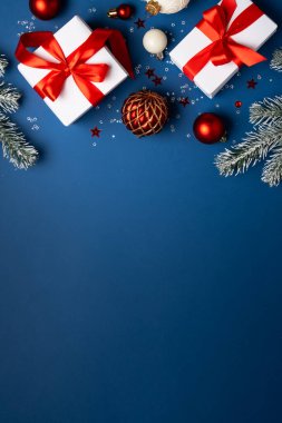 Noel arkaplanı, Noel arkaplanı mavinin üzerine yatıyordu. Noel hediyeleri, kırmızı süslemeler ve köknar ağacı dalları.