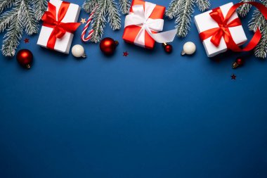 Noel hediyeleri, dekorasyonlar ve köknar ağacı dalları. Dizayn için alanı olan düz resim.