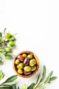 Beyaz masadaki kasede zeytin var. Kapat..