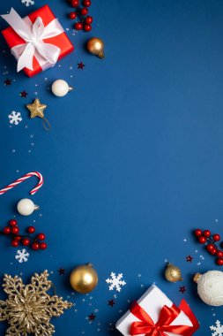 Donanma arka planında kırmızı, beyaz ve altın Noel süslemeleri. Noel aralığı. Dizayn için alanı olan düz resim.