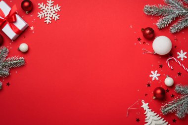 Noel süsleri ve kırmızı üzerine hediye kutuları. Kopyalama alanı olan düz resim.