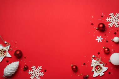 Kırmızı üzerine kırmızı ve beyaz Noel süsleri. Kopyalama alanı olan düz.